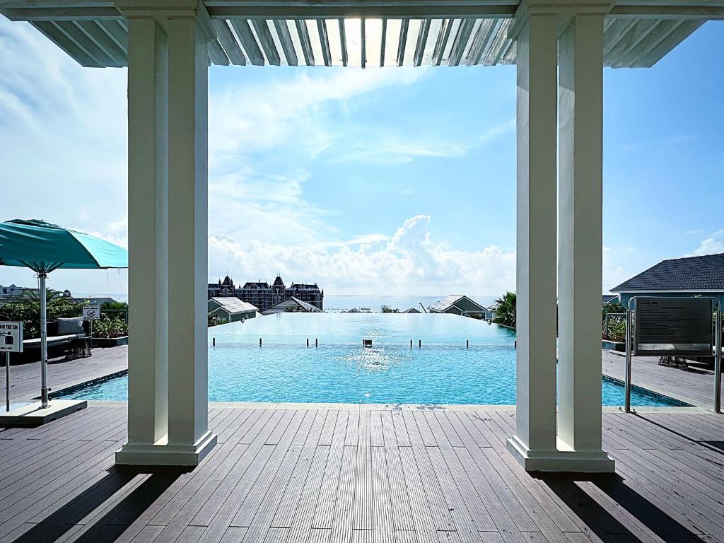 Bình Túにある9Trip Stay in NovaWorld Phan Thiet - 5 Star Villaのパビリオンからスイミングプールの景色を望めます。