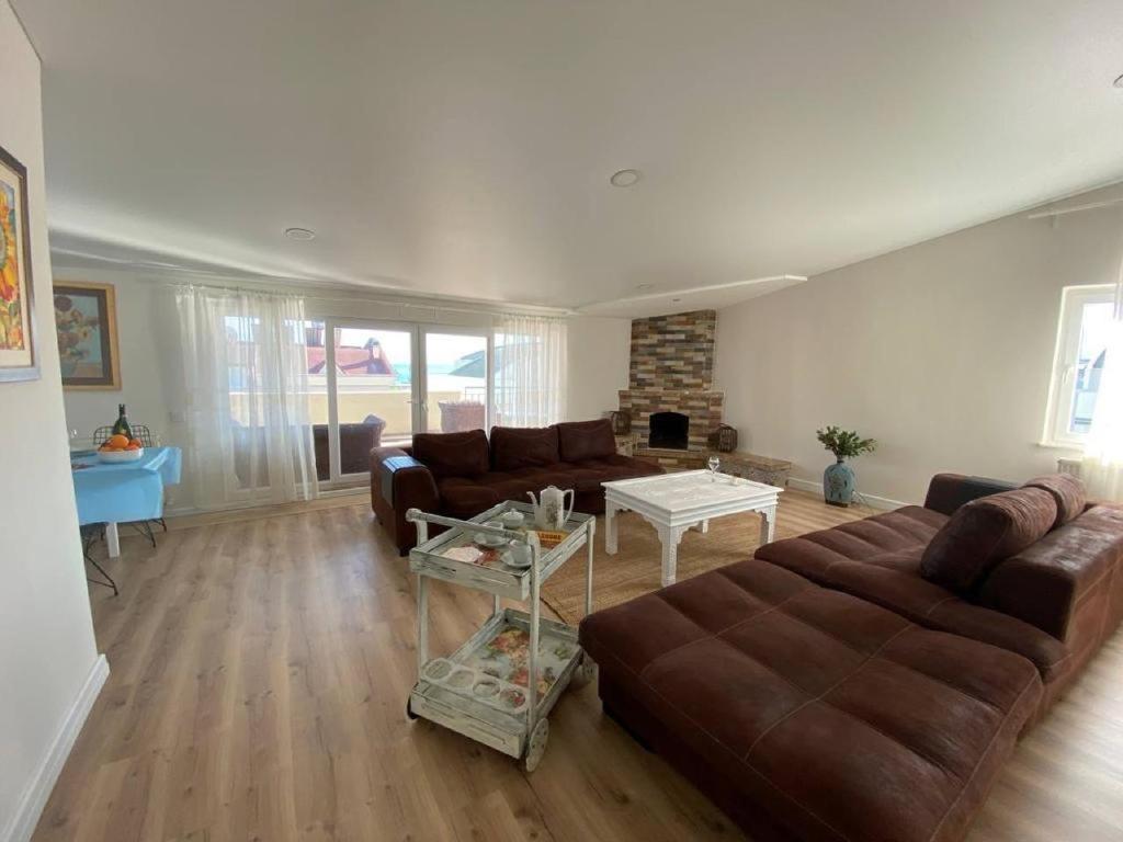 ein Wohnzimmer mit einem Sofa und einem Kamin in der Unterkunft Трехкомнатная квартира у моря in Antalya