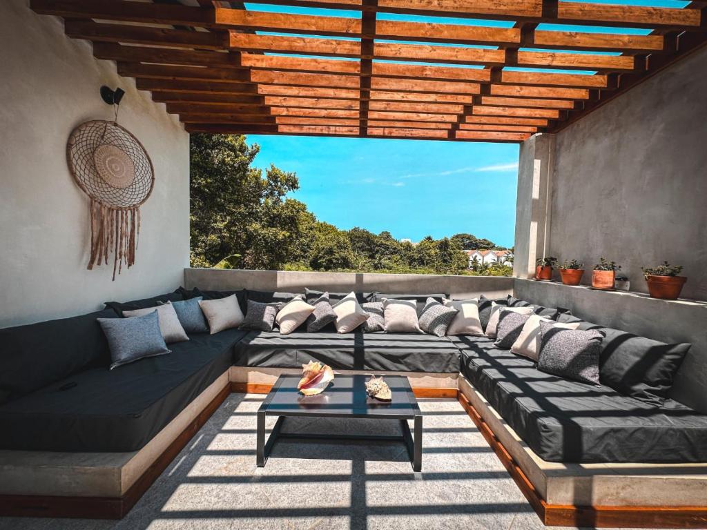 Een zitgedeelte bij MAPUWI Villa & Suite