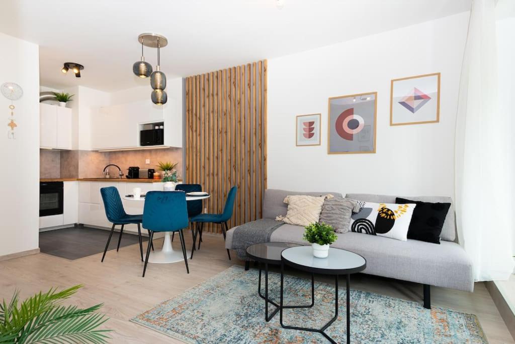 Chic206 Retreat: Modern 1BR Gem with Balcony by NW 1134 Budapest, 5-9 Bulcsú utca kép - 1