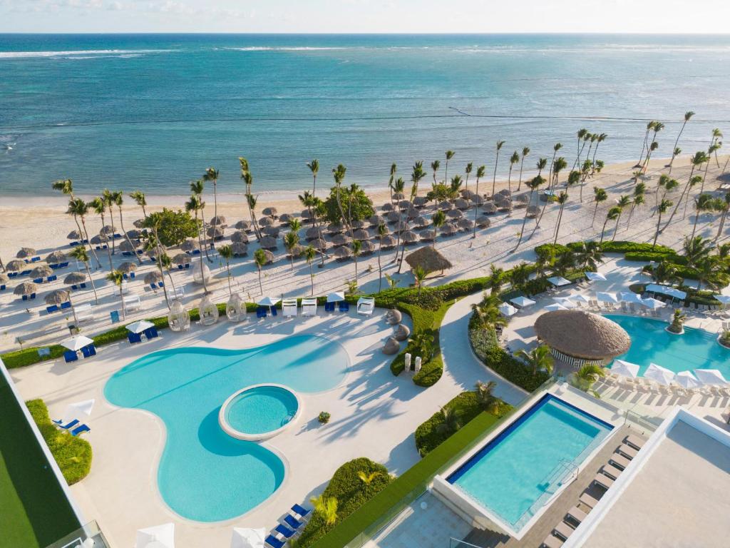 uma vista aérea da piscina e da praia no resort em Serenade Punta Cana Beach & Spa Resort em Punta Cana