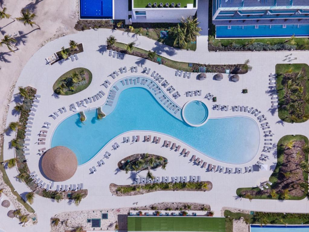 Bazén v ubytování Serenade Punta Cana Beach & Spa Resort nebo v jeho okolí