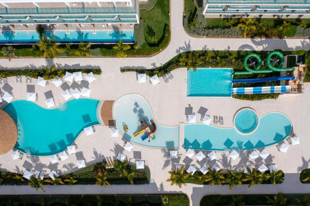 Bazén v ubytování Serenade Punta Cana Beach & Spa Resort nebo v jeho okolí