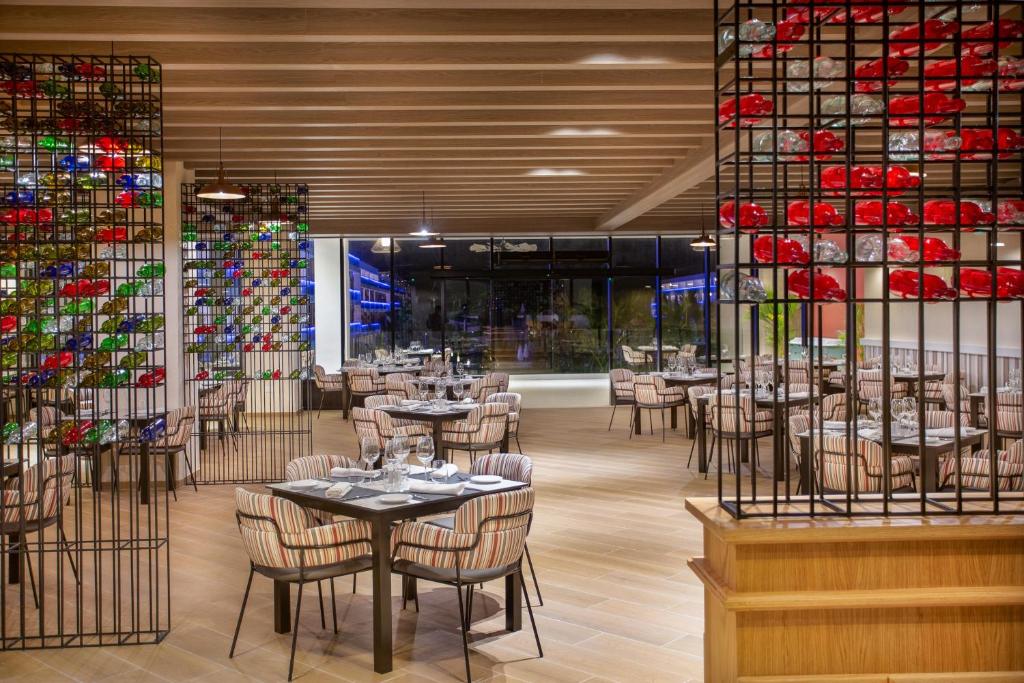 Restaurace v ubytování Serenade Punta Cana Beach & Spa Resort