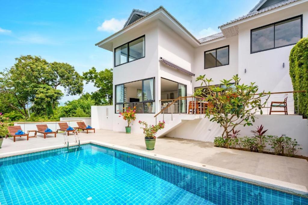 una casa con piscina frente a ella en Lavaliere by NB Villas en Koh Samui