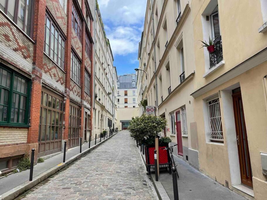 an empty alley in a city with buildings at Appartement de 90m² en souplex in Paris