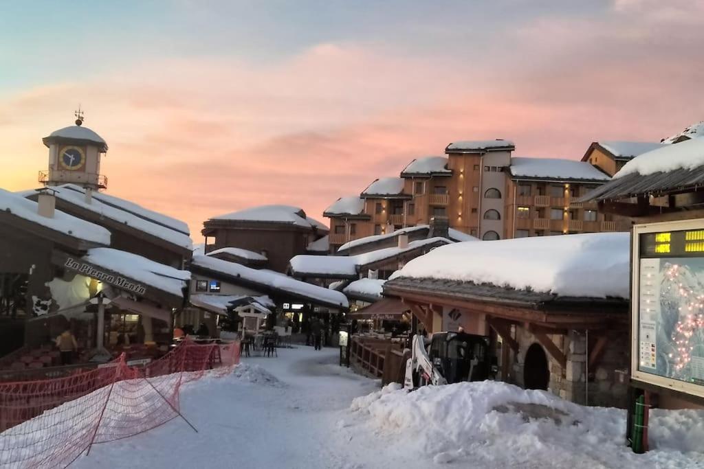 une ville recouverte de neige devant les bâtiments dans l'établissement Bel appartement vue montagne, à La Plagne Tarentaise