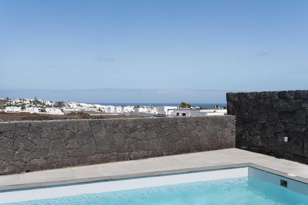 Bazén v ubytování Modern Los Mojones Villa 3 Bedrooms All En-Suite Villa Berniente Great Sea Views Puerto Del Carmen nebo v jeho okolí