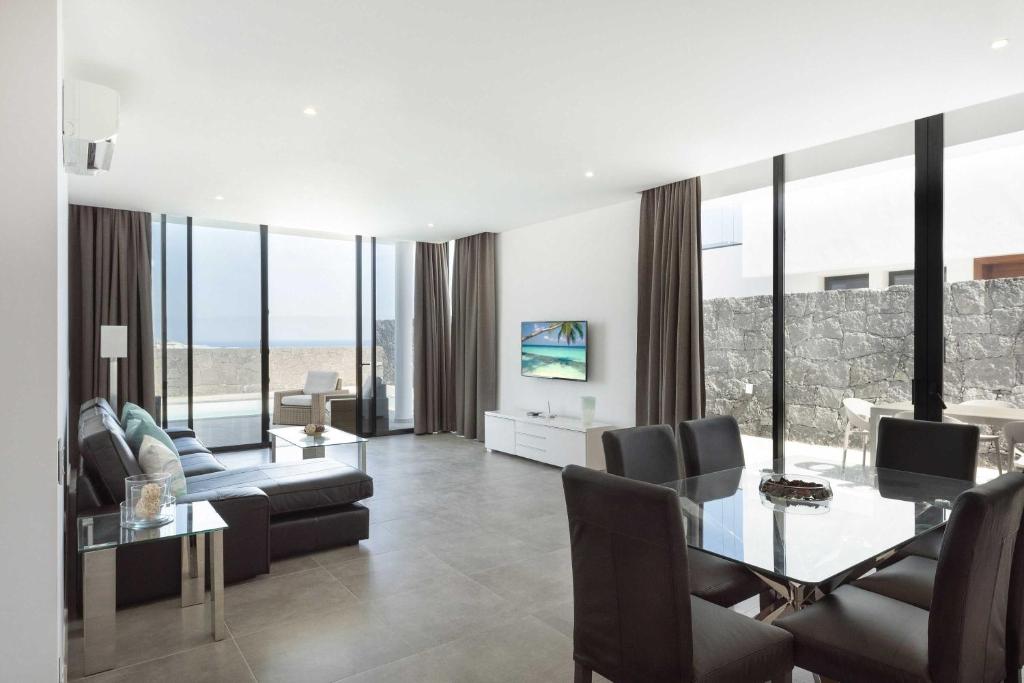 TV a/nebo společenská místnost v ubytování Modern Los Mojones Villa 3 Bedrooms All En-Suite Villa Berniente Great Sea Views Puerto Del Carmen