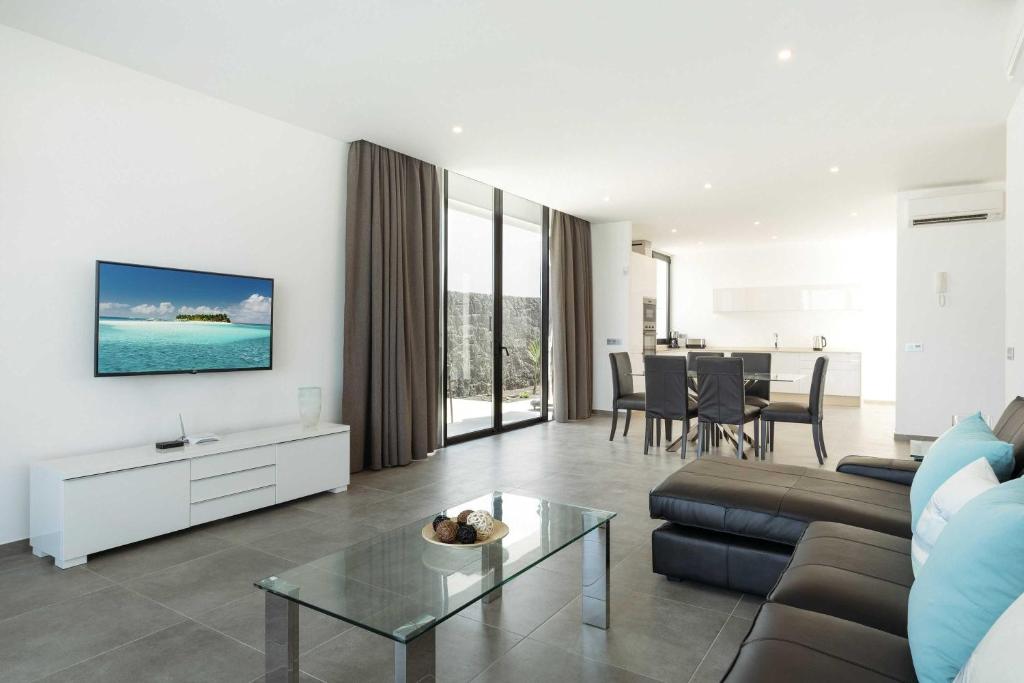 Posezení v ubytování Modern Los Mojones Villa 3 Bedrooms All En-Suite Villa Berniente Great Sea Views Puerto Del Carmen