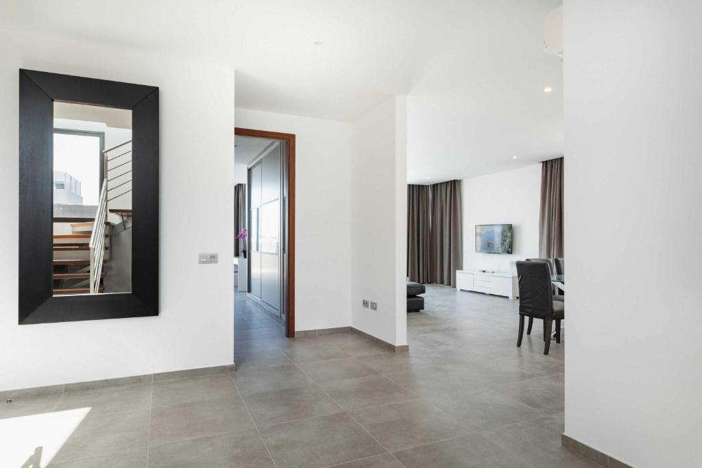 TV a/nebo společenská místnost v ubytování Modern Los Mojones Villa 3 Bedrooms All En-Suite Villa Berniente Great Sea Views Puerto Del Carmen