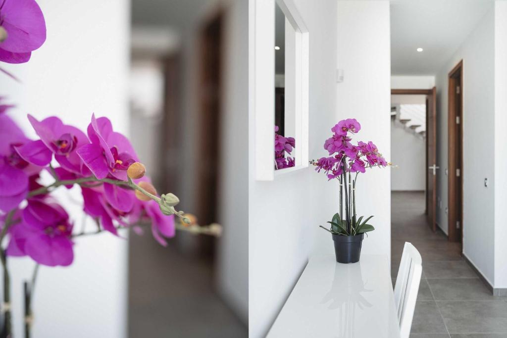 Fotografie z fotogalerie ubytování Modern Los Mojones Villa 3 Bedrooms All En-Suite Villa Berniente Great Sea Views Puerto Del Carmen v destinaci Puerto del Carmen