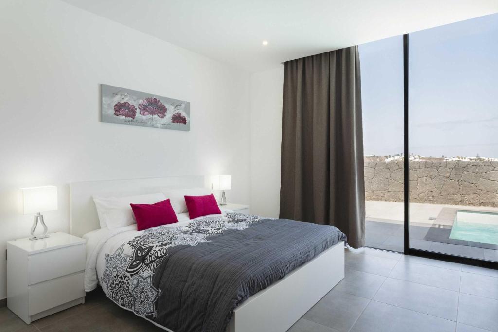 Postel nebo postele na pokoji v ubytování Modern Los Mojones Villa 3 Bedrooms All En-Suite Villa Berniente Great Sea Views Puerto Del Carmen