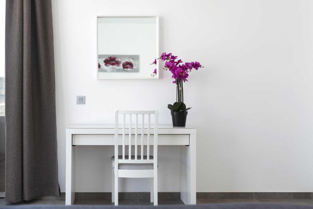 Fotografie z fotogalerie ubytování Modern Los Mojones Villa 3 Bedrooms All En-Suite Villa Berniente Great Sea Views Puerto Del Carmen v destinaci Puerto del Carmen