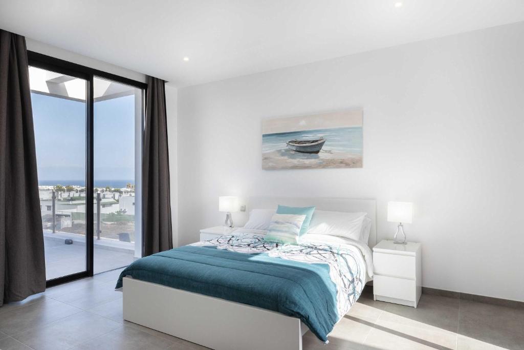 Postel nebo postele na pokoji v ubytování Modern Los Mojones Villa 3 Bedrooms All En-Suite Villa Berniente Great Sea Views Puerto Del Carmen