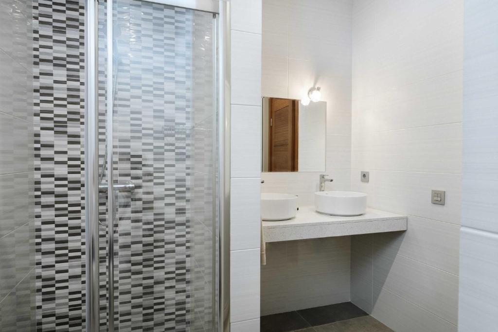 Koupelna v ubytování Modern Los Mojones Villa 3 Bedrooms All En-Suite Villa Berniente Great Sea Views Puerto Del Carmen