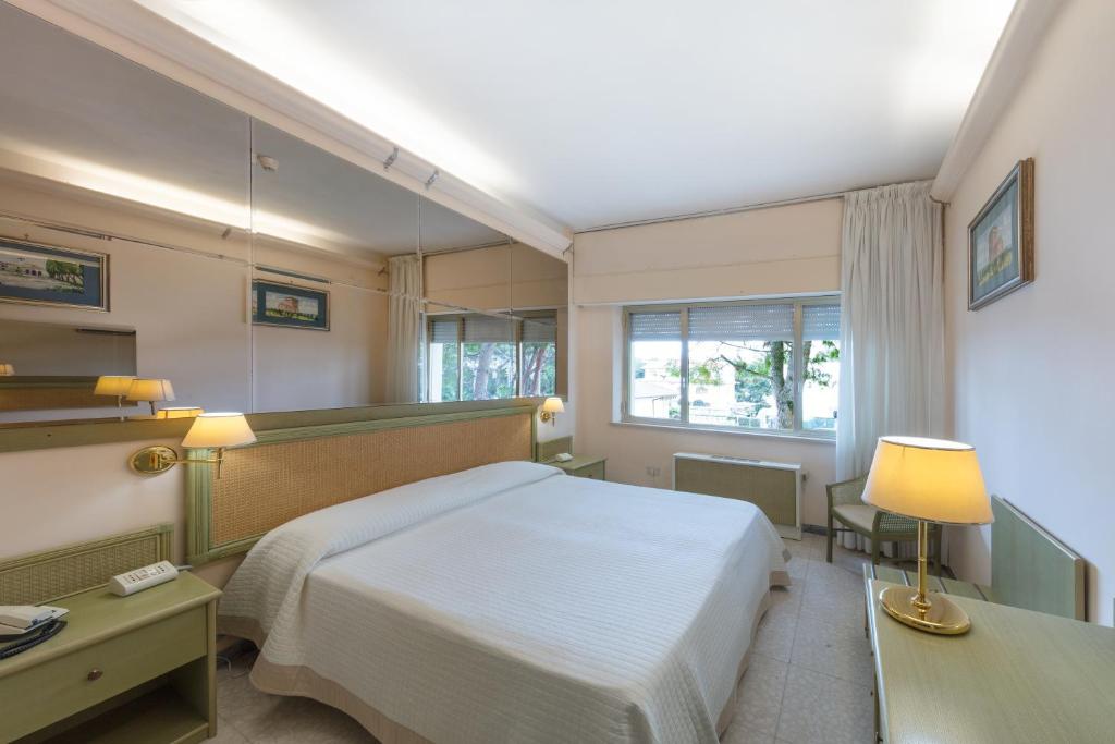 Postel nebo postele na pokoji v ubytování Hotel Numana Palace