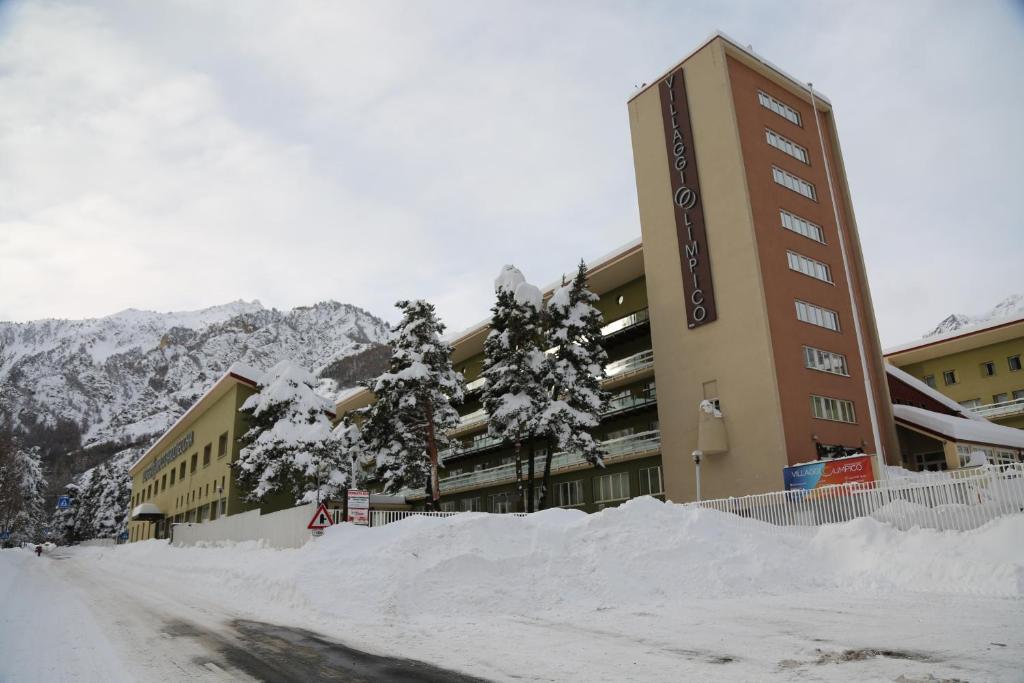 バルドネッキアにあるVillaggio Olimpicoの建物前積雪
