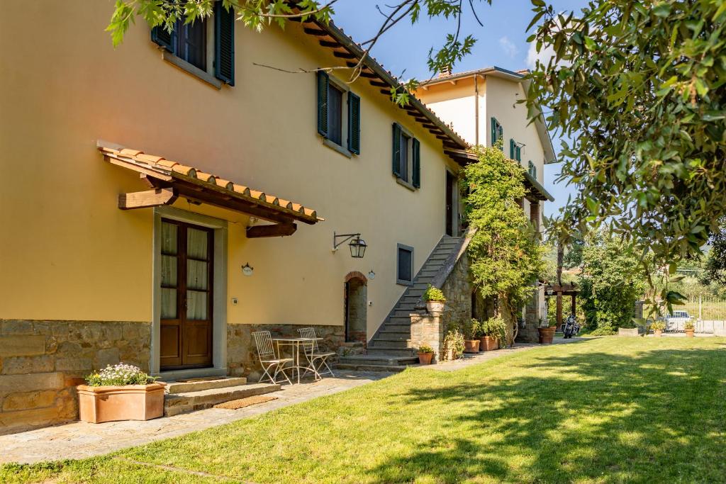 an exterior view of a house with a yard at Agriturismo LaPievuccia in Castiglion Fiorentino