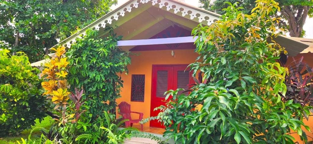 una pequeña casa naranja con puerta roja en Fata Morgana Eco Hotel, en Las Terrenas