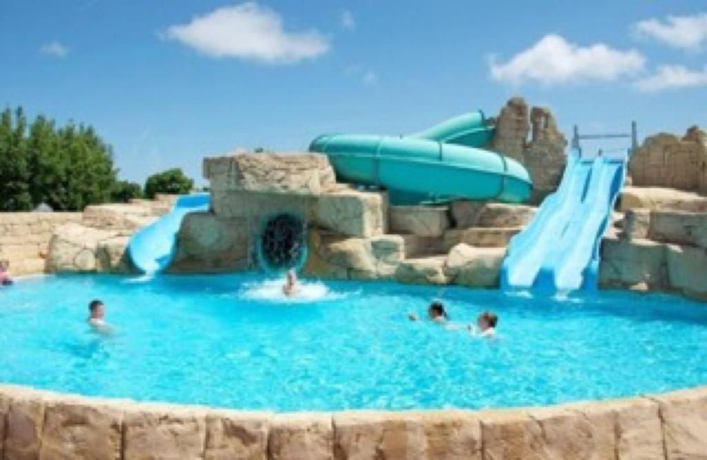 un groupe de personnes dans un toboggan aquatique dans un parc aquatique dans l'établissement Mobile home 6 pers tout confort, à La Parée Preneau