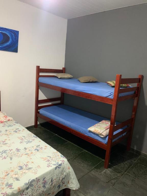 a room with two bunk beds and a bed at POUSADA YHWH (Pedro & Neth) in Araruama