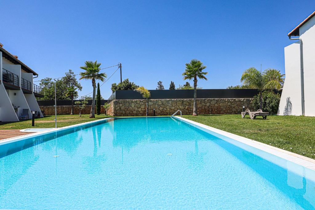 Villa Barcelos - BY BEDZY tesisinde veya buraya yakın yüzme havuzu
