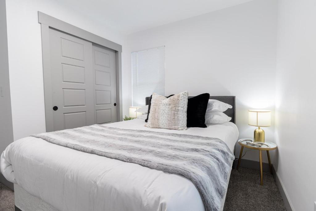 Un pat sau paturi într-o cameră la Sugarhouse Queen Size Bed Private Room #2