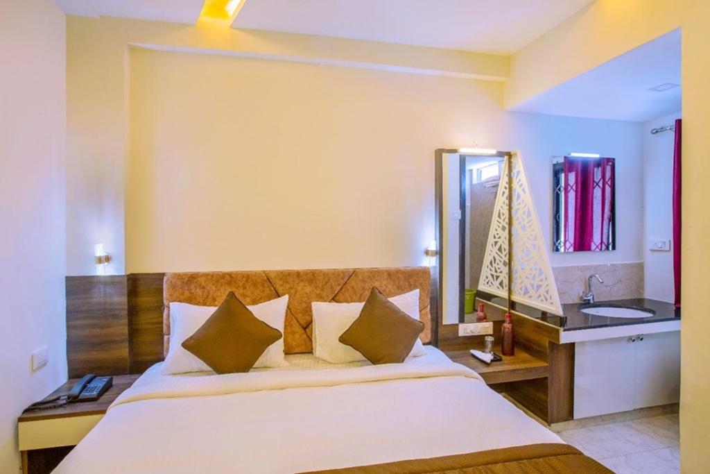 Postel nebo postele na pokoji v ubytování IVY RESIDENCY