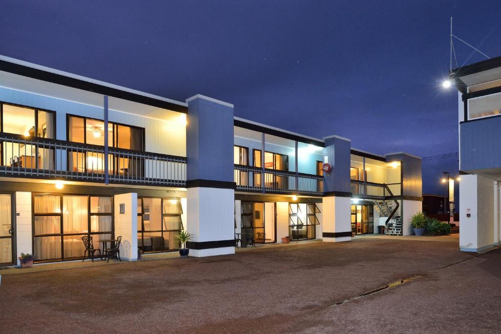 een lege parkeerplaats voor een gebouw 's nachts bij Waikanae Beach Motel in Gisborne