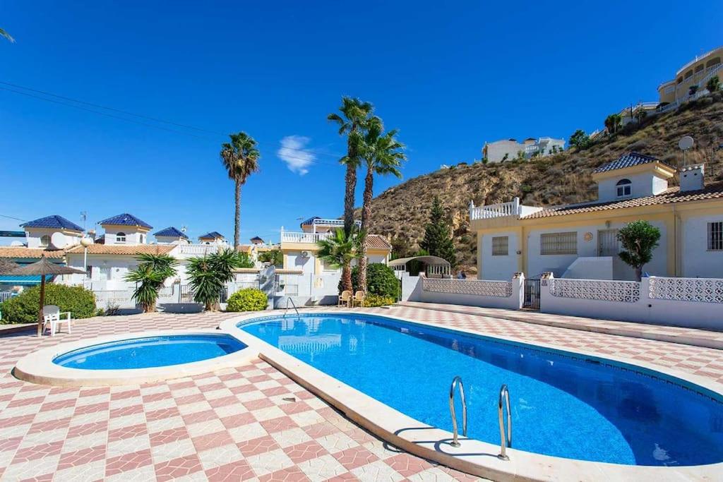 ein Swimmingpool vor einem Haus in der Unterkunft CH Marquesa Golf (Ciudad Quesada) in Rojales