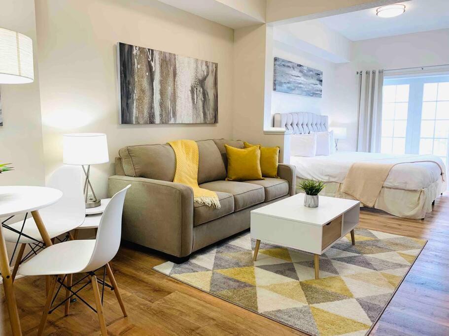 a living room with a couch and a bed at Universal and Convention Center Best Resort Studio in Orlando