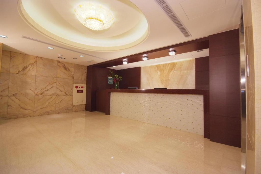 a large room with a lobby with a ceiling at Lio Hotel - Taipei Main Station in Taipei