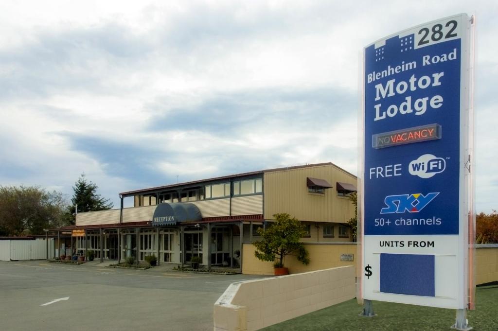 un cartello di fronte a un deposito per motori di Blenheim Road Motor Lodge a Christchurch