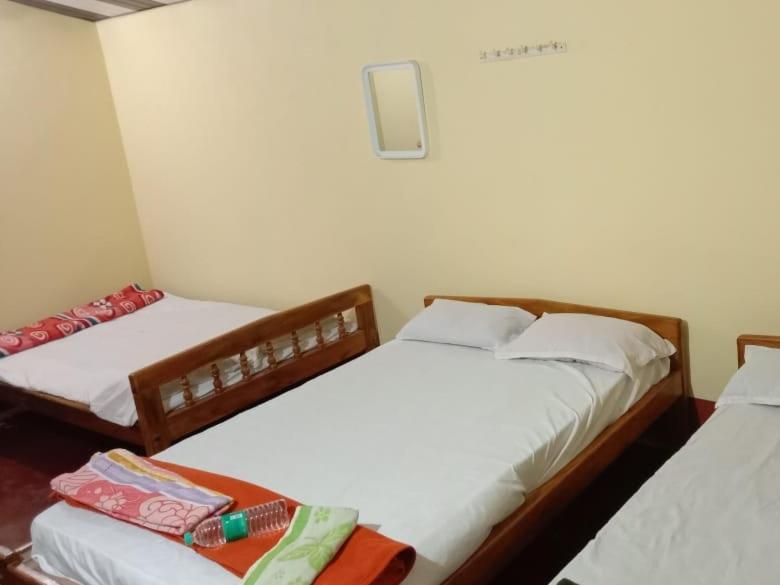 Un pat sau paturi într-o cameră la Coco Beach Gokarna