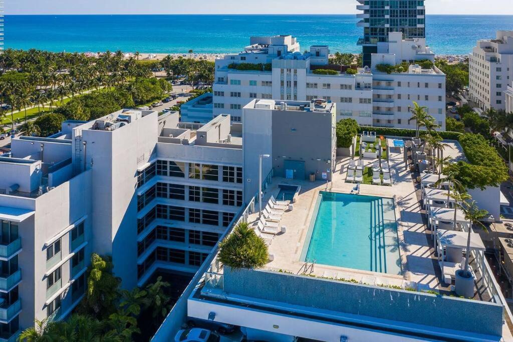 - une vue aérienne sur un bâtiment avec une piscine et l'océan dans l'établissement BOULAN HOTEL MIAMI BEACH BY IMD MIAMI 1BR/1BA UNIT, à Miami Beach