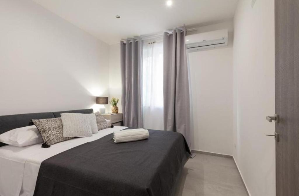 テッラジーニにあるHoliday House Ladyのベッドと窓のある寝室