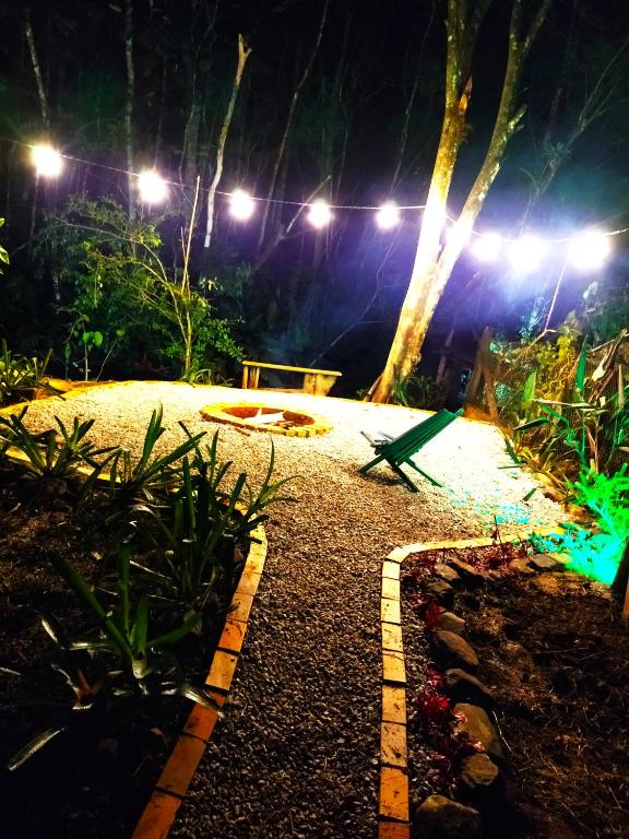 a park at night with a bench and lights at Casa do Atelier: Vida simples, lugar para relaxar in Treviso