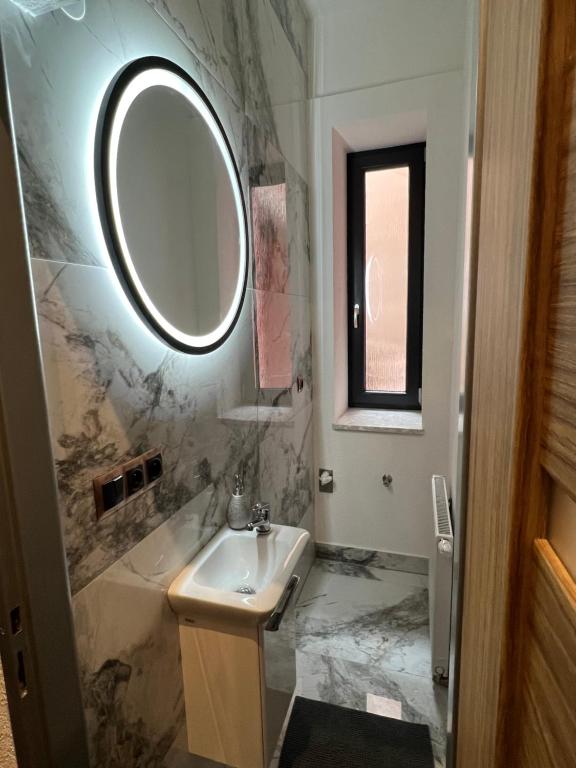 y baño con lavabo y espejo. en Apartmán Námestie Slobody, en Ružomberok