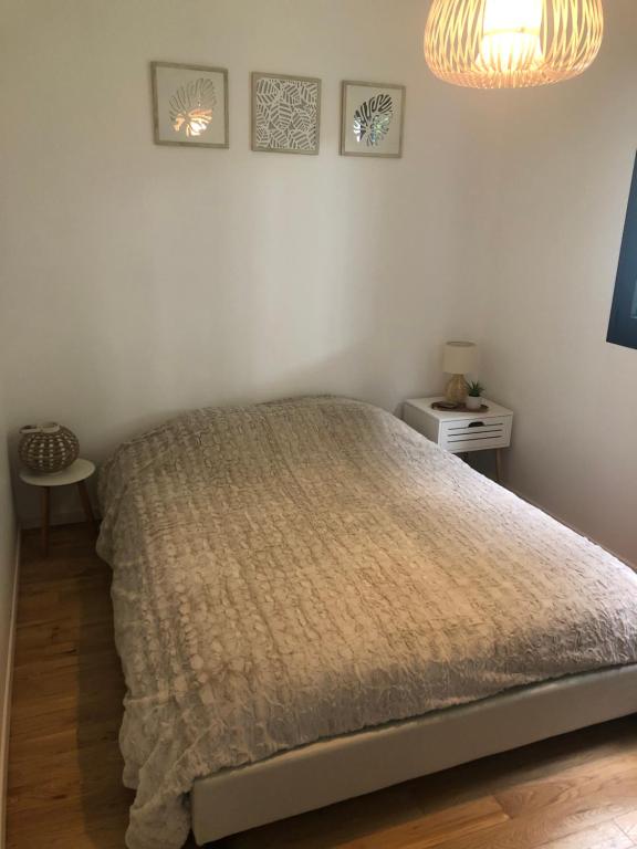 Postel nebo postele na pokoji v ubytování Chambre dans maison d'architecte