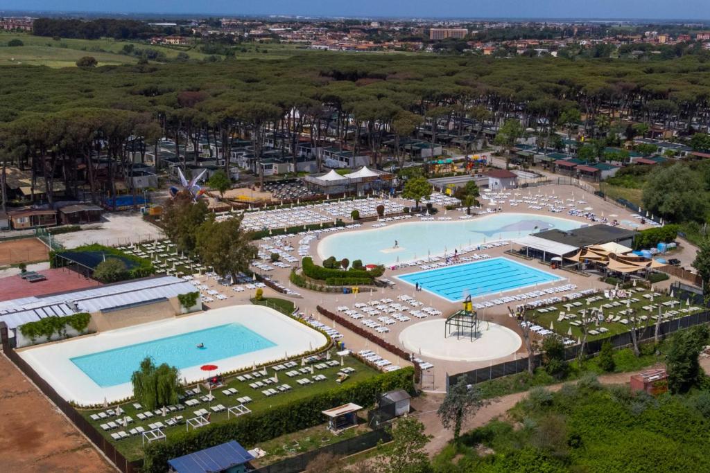 een luchtzicht op een resort met 2 zwembaden bij Fabulous village in Casal Palocco