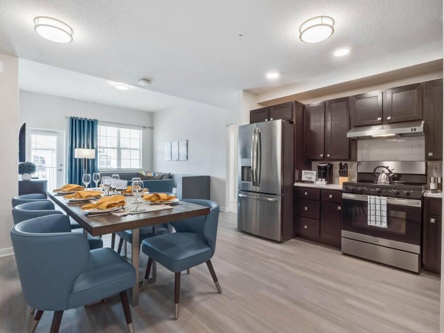 una cucina con tavolo e sedie di NEW Amazing 3 Bedroom Apartment Vista Cay Resort a Orlando