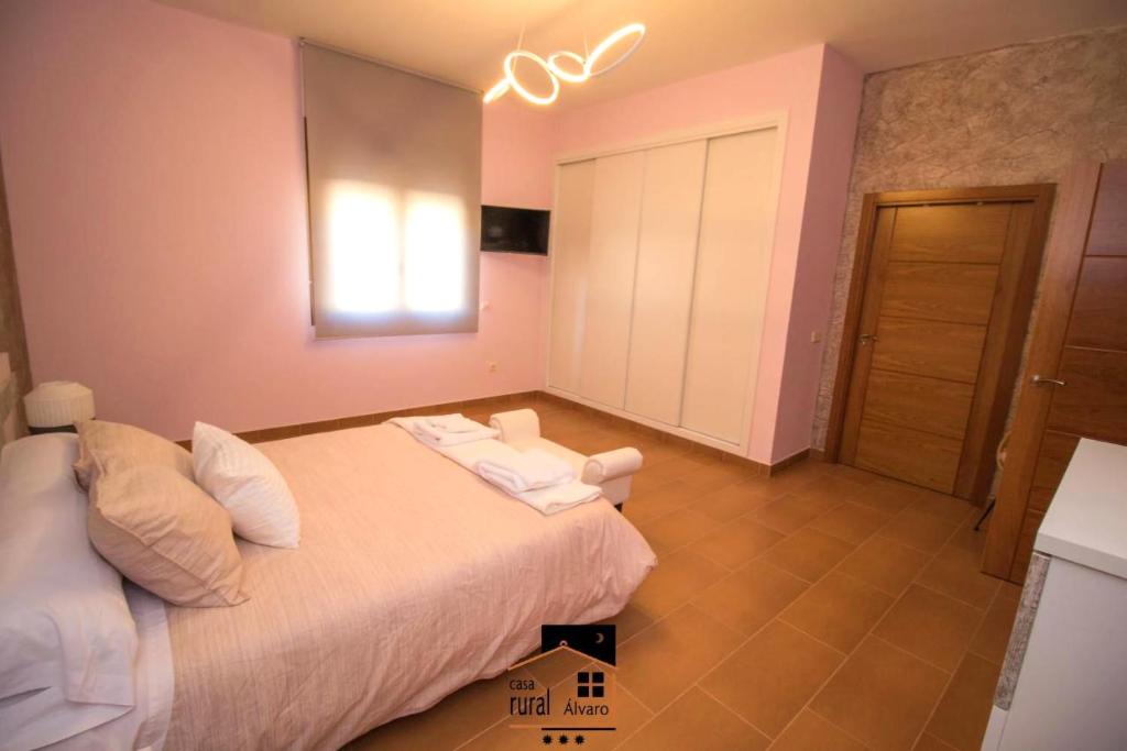 Postel nebo postele na pokoji v ubytování Casa Rural Alvaro