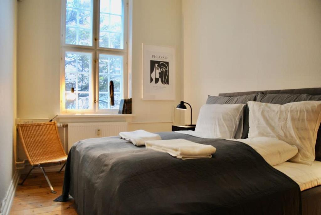 Aparthotel Mageløs 12 في أودنسه: غرفة نوم بسرير كبير عليها منشفتين