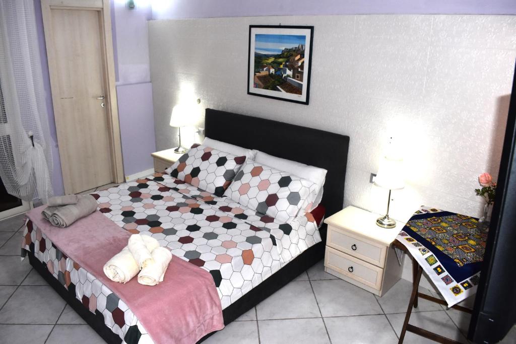 1 dormitorio con 1 cama con 2 mesitas de noche y 2 lámparas en Angolo Di Sicilia, en Palermo