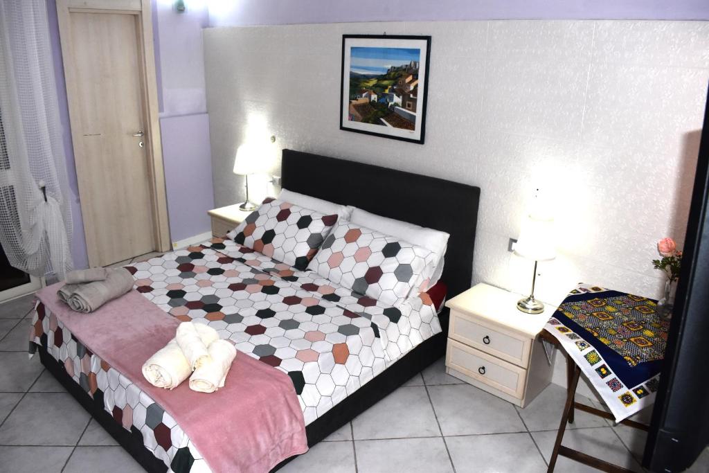 una camera da letto con un letto con due comodini e due lampade di Angolo Di Sicilia a Palermo