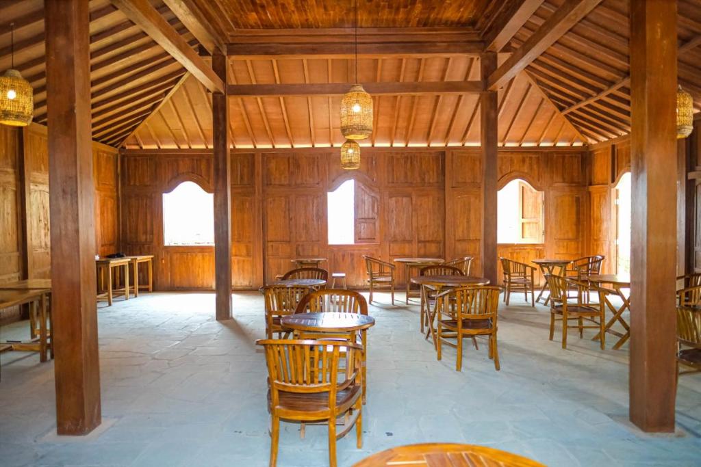 Een restaurant of ander eetgelegenheid bij Point of View Hotel & Resort Majalengka