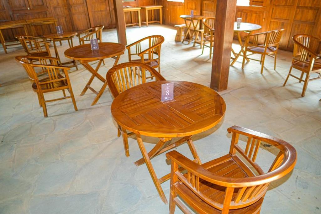 Een restaurant of ander eetgelegenheid bij Point of View Hotel & Resort Majalengka