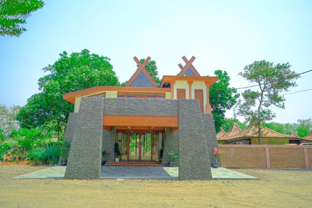 een klein gebouw met een huis erop bij Point of View Hotel & Resort Majalengka in Majalengka