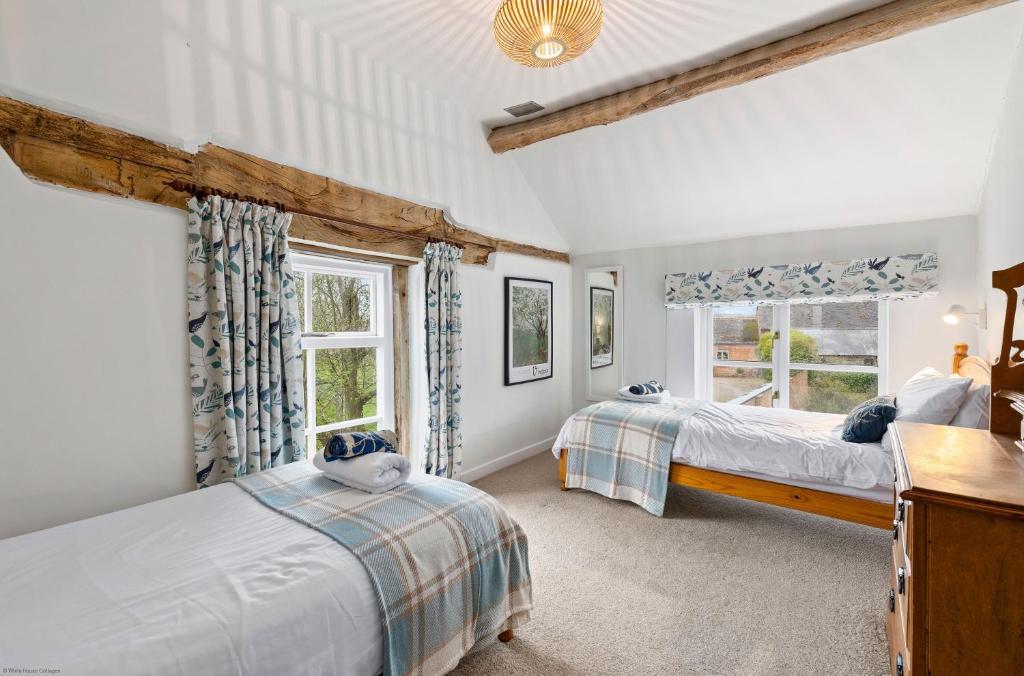 Кровать или кровати в номере Hop Pickers Cottage